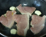 Foto del paso 1 de la receta: Filetes de cerdo en salsa