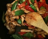 A picture of step 6 of Rice Bowl with Chicken Breast and Bell Peppers Stir-Fried in Oyster Sauce.