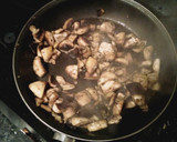 Foto del paso 8 de la receta: Guiso de pollo y tirabeques con setas