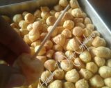 Foto langkah ke 5 dari resep Soes Kering Keju isi Coklat.