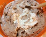 Foto del passaggio 3 della ricetta Biscotti gelato al cacao e granella di nocciole