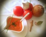 Foto del paso 1 de la receta Huevos fritos con frankfurt y sofrito de tomate