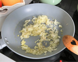 Foto del paso 4 de la receta: Pimientos y tomates rellenos de arroz en salsa de tomate al horno al estilo griego