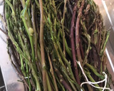 Foto del passaggio 1 della ricetta Asparagi selvatici &uova