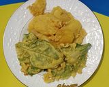 A picture of step 5 of Aloo k pakoray.