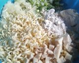 Foto langkah ke 2 dari resep *martabak mini mie kentang*.