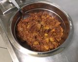 Une image de l'étape 4 de Courgette géante farcie sucrée salée au bœuf, pommes, tomates cerises et fromages.