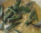 A picture of step 6 of Bengali shorshe dharosh/bhindi masala with mustard seeds paste.