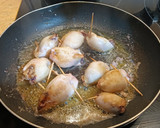 Foto del paso 6 de la receta: Chipirones en su tinta rellenos de langostinos