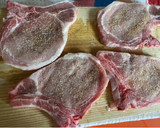 Foto del paso 2 de la receta: Chuletas de cerdo (en la olla exprés) con patatas