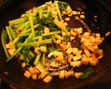 A picture of step 3 of Komatsuna and King Oyster Mushroom Aglio, Olio e Peperoncino.