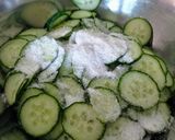 Uborkasaláta recept fázis 2 fotója