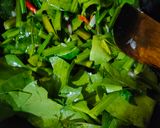 Foto langkah ke 2 dari resep Tumis Sayur Genjer Pedas.