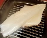 Foto del paso 3 de la receta: Calamar a la plancha con patatas, en salsa Mery