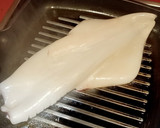 Foto del paso 3 de la receta: Calamar a la plancha con patatas, en salsa Mery