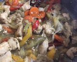 Foto del paso 2 de la receta: Wok de fideos de arroz, pollo y vegetales
