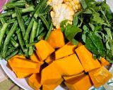 Foto langkah ke 2 dari resep Lodeh Santan Labu Kuning, Bayam, Kacang Panjang, dan Jagung.