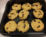 A picture of step 2 of Gooey chocolate chip cookie bar.