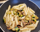 Foto del paso 6 de la receta: Salteado de calabacín, champiñones y macarrones con aguacate