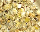 Foto del paso 2 de la receta: Cazuela de almejas y gambas al ajillo