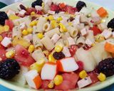Foto del paso 1 de la receta: Ensalada de pasta veraniega con piña, melón, tomate, tronquitos, pavo y moras