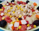 Foto del paso 1 de la receta: Ensalada de pasta veraniega con piña, melón, tomate, tronquitos, pavo y moras