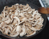 Foto del paso 2 de la receta: Chuletas de aguja de cerdo con champiñones a la mostaza