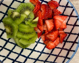 Foto del paso 1 de la receta: Bowl de frutas con granola y yogur natural