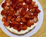 Foto del paso 13 de la receta: Layer Cake con Buttercream de Queso y Fresas frescas, decorada con flores comestibles !!!!!