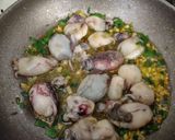 Foto del paso 5 de la receta: Salmonetes fritos con puntillitas y gambas al ajillo