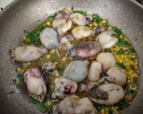 Foto del paso 5 de la receta: Salmonetes fritos con puntillitas y gambas al ajillo