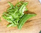 Hình bước làm 1 của món Mướp đắng xào trứng