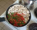 A picture of step 7 of Fried chicken fillet with bell pepper and parsley.