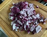 Une image de l'étape 7 de Salade de tomates et concombre à l’oignon rouge et persil.