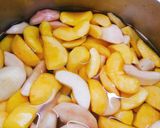 Hình bước làm 1 của món Đào ngâm đường nâu