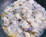Hình bước làm 2 của món Cháo hàu sữa và mực tươi