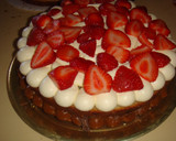 Foto del paso 6 de la receta: Torta aniversario de frutillas fácil con crema y dulce de leche