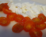Foto del paso 2 de la receta: Tosta con pesto y tomatitos