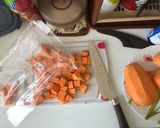 Édesburgonya sült lila hagymával recept fázis 2 fotója
