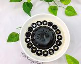 A picture of step 3 of Grass Jelly with Brown Sugar and Milk.