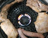 Foto del paso 2 de la receta: "Pechito de cerdo simple al parrigas(uso)" con guarniciones