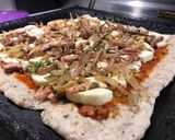 Foto del paso 9 de la receta: Calamardo en alfombra mágica(pizza integral de calamares)