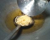 Foto langkah ke 5 dari resep Mie goreng kriuk.