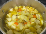 Puré de ñame, colinabo y boniato con chips de manzana,, semillas de chía y cúrcuma