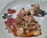 Foto del paso 7 de la receta: Pizza con alcuciles, hongos, jamón y cebolla