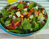 Foto del paso 6 de la receta: Ensalada fresca 😋, con tomate y pimientos asados en tiras