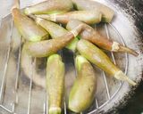 Hình bước làm 1 của món Cà non chiên bột sauce tôm khô