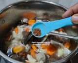 Foto langkah ke 6 dari resep Sup Kimlo Kembang Tahu Simple.