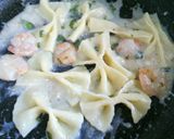 A picture of step 3 of Farfalle Prawn Cream Sauce.