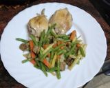 Foto del paso 4 de la receta: Muslo de pollo cocido y frito con salteado de verduras